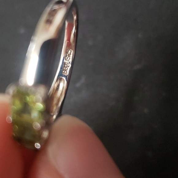 BBJ 925 Six Glass Stone Peridot Ring. - Picture 5 of 10